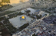 Esplanade tal-Moskej, it-tielet l-iktar sit qaddis fl-Islam, bil-Koppla tal-Blata fiċ-ċentru u l-Moskea al-Aqsa fuq il-lemin