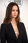 Katherine Waterston interprète Chrisann Brennan.