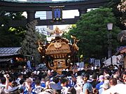 深川祭 御本社祭り 御本社二の宮神輿（重量約2トン）（2009年8月撮影）