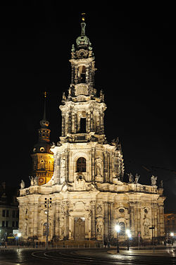 Průčelí Hofkirche v noci