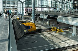 foto met twee viaducten in een gebouw en daaronder een deel van een trein