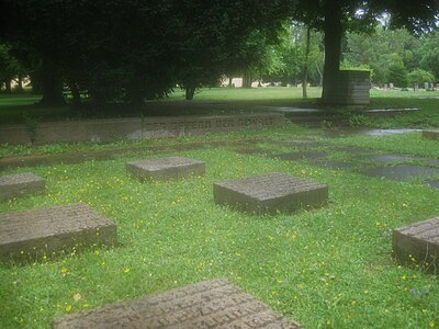 Gräberfeld der Euthanasieopfer, rechts hinten: Mahnmal.