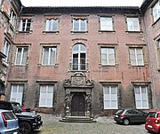 The hôtel de Bagis in the courtyard (1538).