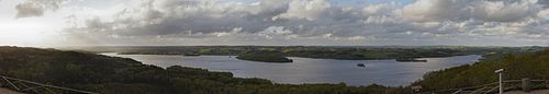 Panoramaudsigt mod nord fra Himmelbjergtårnets fod en aften i maj.