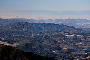 恵那山から望む屏風山、遠景は濃尾平野と鈴鹿山脈（2016年12月3日撮影）