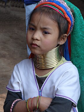 Menina da província de Chiang Mai, Tailândia, usando anel de pescoço