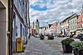 Der langgezogene Stadtplatz von Vilsbiburg