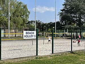 Terrain de beach-volley.