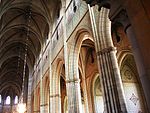 Interiör från Uppsala domkyrka med det högre mittskeppet till vänster och det lägre sidoskeppet till höger.