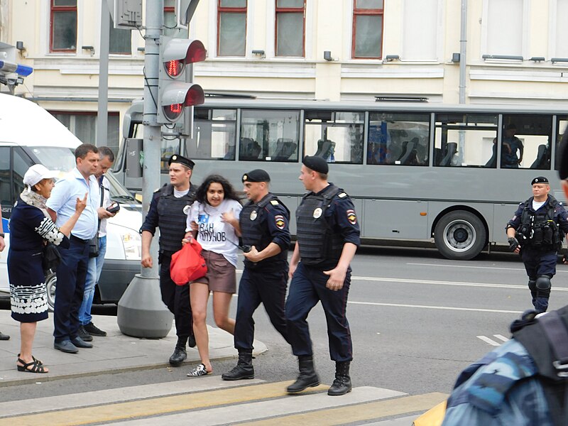 Задержание девушки в футболке «Я/мы Иван Голунов"