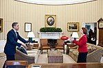 Barack Obama kastar en amerikansk fotboll till Australiens premiärminister Julia Gillard, 2011. Foto: Pete Souza.