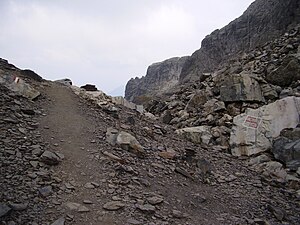 Il sentiero nel tratto in cima al passo