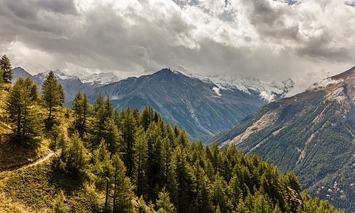 "Bergtocht_van_Gimillan_(1805m.)_naar_Colle_Tsa_Sètse_in_Cogne_Valley_(Italië)._Zicht_op_de_omringende_alpen_01.jpg" by User:Famberhorst