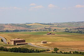 Die ehemalige Poststation La Scala (links) mit Kirche (rechts)