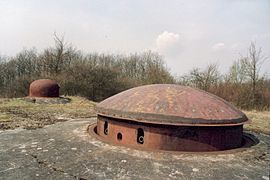 Tourelle de 75 mm 33 en batterie à côté d'une cloche GFM (ouvrage de Métrich, bloc 8).