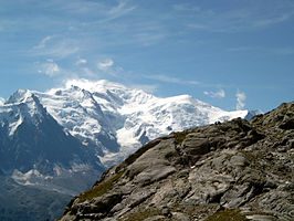 Toppen in de Westelijke Mont Blanc-groep: hoogste top de Mont Blanc, rechts de Dôme du Goûter, links van de Mont Blanc de Mont Maudit en Mont Blanc du Tacul, daarvoor de Aiguille du Midi.