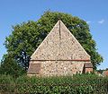 en: The spire was substituted in 1962 by a free-standing bell-stand