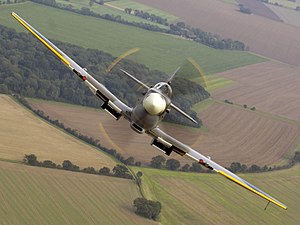 #12: Immagine di un Supermarine Spitfire, presa dal cielo sopra l'aeroporto militare di RAF Coningsby. – Attribuzione: Photo: SAC Scott Lewis/MOD (Open Government Licence v1.0)