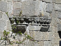 Vestiges de chapiteaux intégrés à la façade sud de l'église.