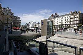 À République, l'architecture des entrées est massive et très travaillée.