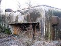 Casemate avec visières au-dessus des créneaux de façade et une cloche GFM sur les dessus de la casemate.