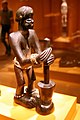 Pahatan ngagambarkeun hiji figur awéwé. Urang Chokwe, Angola, awal abad ka-20. Kai, paku kuningan, manik-manik kaca, serat tutuwuhan, patina minyak.