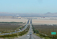 O vale de Ivanpah visto do norte da I-15 (os casinos de Primm podem ser avistados ao fundo da fotografia).