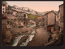 Vieille photographie où l'on peut voir de vieilles usines de coutellerie situées le long de la Durolle.