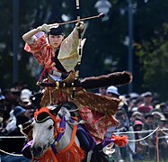 Une cavalière tirant une flèche