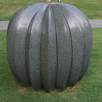 Eine Skulptur in Form einer Frucht oder eines Samens auf dem Gelände der Esplanade – Theatres on the Bay