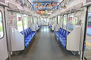 車内全景（7次車 クハ20108） 大型化された袖仕切りが目立つ。