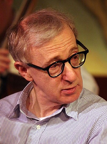 Woody Allen je americký filmový umělec, spisovatel a dramatik