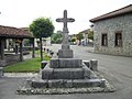 Le monument fontaine en pierre avec une croix. Côté est.