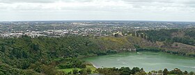 Área urbana de Mount Gambier vista a partir da Centenary Tower, situada no monte homônimo.