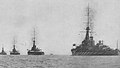 Brit szuper-dreadnought csatahajók 1914-ben. Az HMS King George V vezeti az alakzatot, mögötte három Orion osztályú egység, az HMS Thunderer, az HMS Monarch és az HMS Conqueror látható.