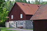 L'ancienne grange en bois et pierre de laitier qui accueille maintenant les archives[V 43].