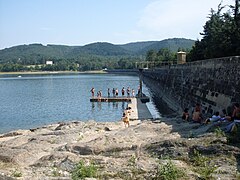 Près du mur de retenu d'eau