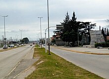 Fotografía tomada desde la Ruta 205. La misma es la principal via de acceso a la ciudad. A la derecha se puede ver uno de los dos bajo niveles que comunican el este y oeste de la ciudad, cuya estación de trenes se puede ver al fondo izquierdo.