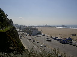 Santa Monica Beach. Bilvägen längs kusten är Pacific Coast Highway och till vänster skymtar parken Palisades Park som abrupt slutar vid en brant.