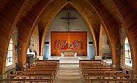 L'intérieur de l'église ornée d'une fresque murale réalisée par Yanig Guillevic.