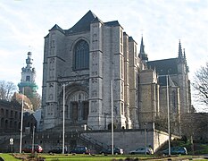 La collégiale Ste Waudru et le beffroi vus depuis le square Roosvelt.