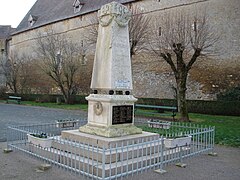 Le monument aux morts avec sa curieuse datation 1914-1919 en 2012.