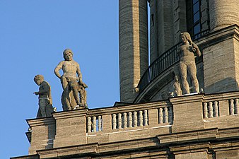 Die Außenfassade zierende Allegorien der Bürgertugenden