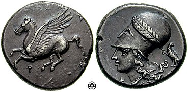 Estatero corintio. Anverso: Pegaso con Qoppa () a sus pies. Reverso: Atenea con un casco corintio. Qoppa simbolizaba la escritura arcaica de la ciudad (όρινθος).