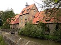 Wassergraben und Torbogen von Wasserschloss Münchhausen