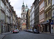 Ao fondo a igrexa de Santo Nicolao en Malá Strana.