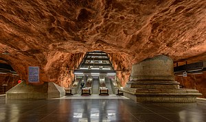 #10: Stazione di Rådhuset, a Stoccolma. Ingresso est. – Attribuzione: Arild Vågen (cc-by-sa-4.0)