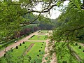 Vue sur le jardin à la française au pied des anciens remparts de Vauban.