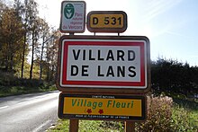 Photographie du panneau à l'entrée de la ville, avec deux fautes de typographie.