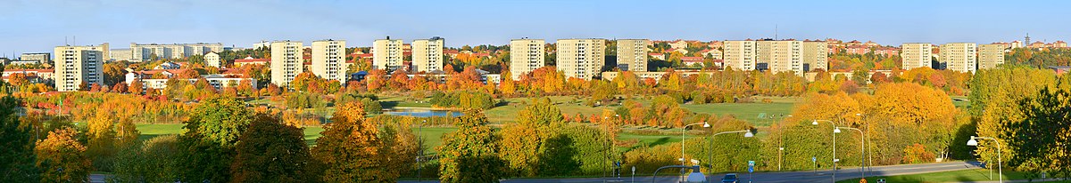 Panorama över Årstafältet från Östberga med Årstas bebyggelse i bakgrunden. Fotografiet är från oktober 2013, innan den stora utbyggnaden började.